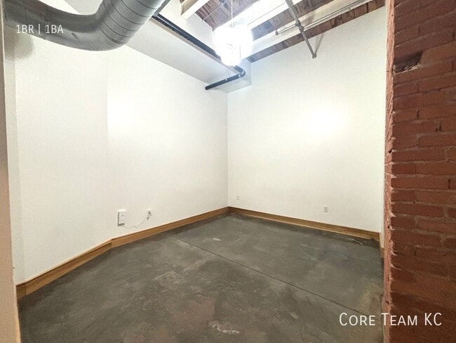 Building Photo - 382 W 22nd St