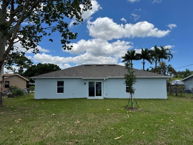Building Photo - 532 SW Buswell Ave