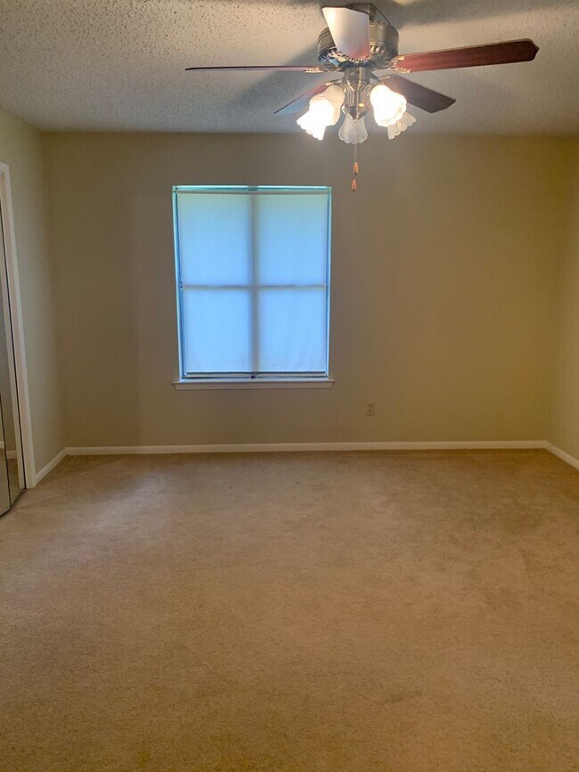 Building Photo - Cozy and Quaint 2 bedroom 2 bath with bonu...