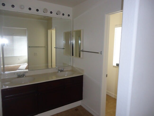 Building Photo - "Charming 3-Bed, 2.5-Bath Home in Oxnard –...