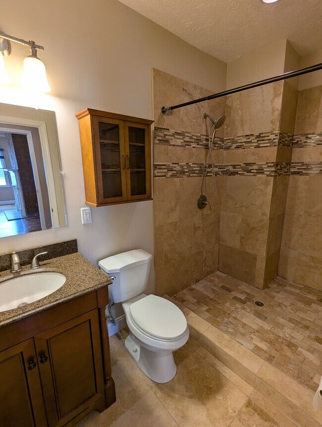 Building Photo - Spacious 2 Bedroom, 2.5 Bathroom Single Family Home (South Side Flats)