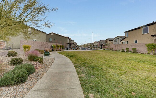Building Photo - Gated community Located within the Valley Vista Master Plan. 4 Bed 3 Bath features and Open and i...