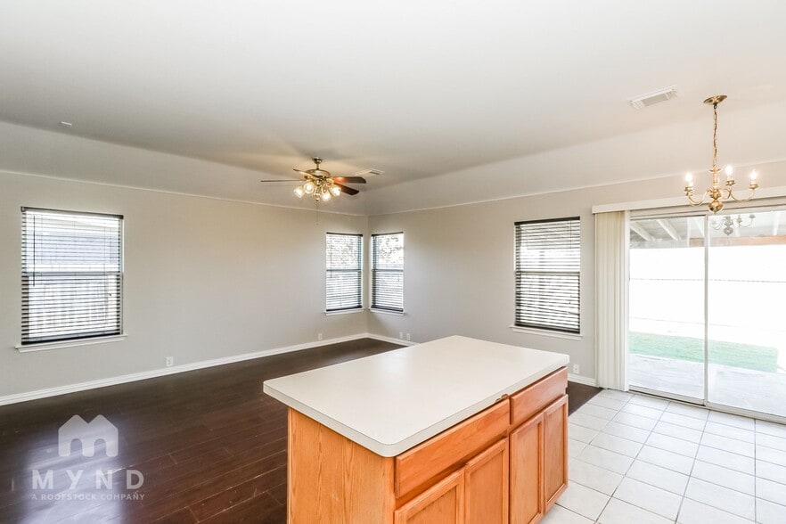 Building Photo - 14812 Lantern Dr