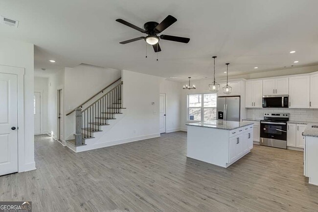 Building Photo - 585 Clayton St