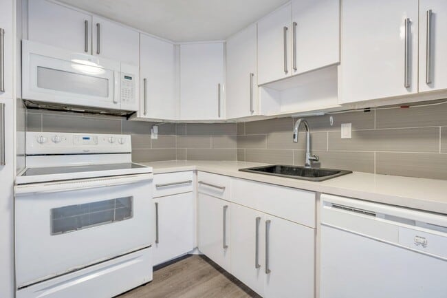 Building Photo - 300 Bayview Dr