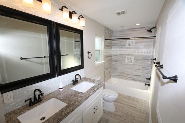 Building Photo - 2427 Droxford Dr
