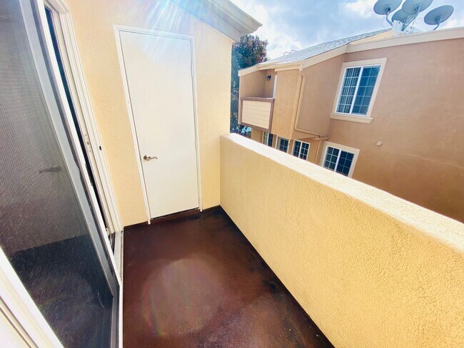Building Photo - AVAILABLE JUNE 1st! CENTRALLY LOCATED 3BD/...