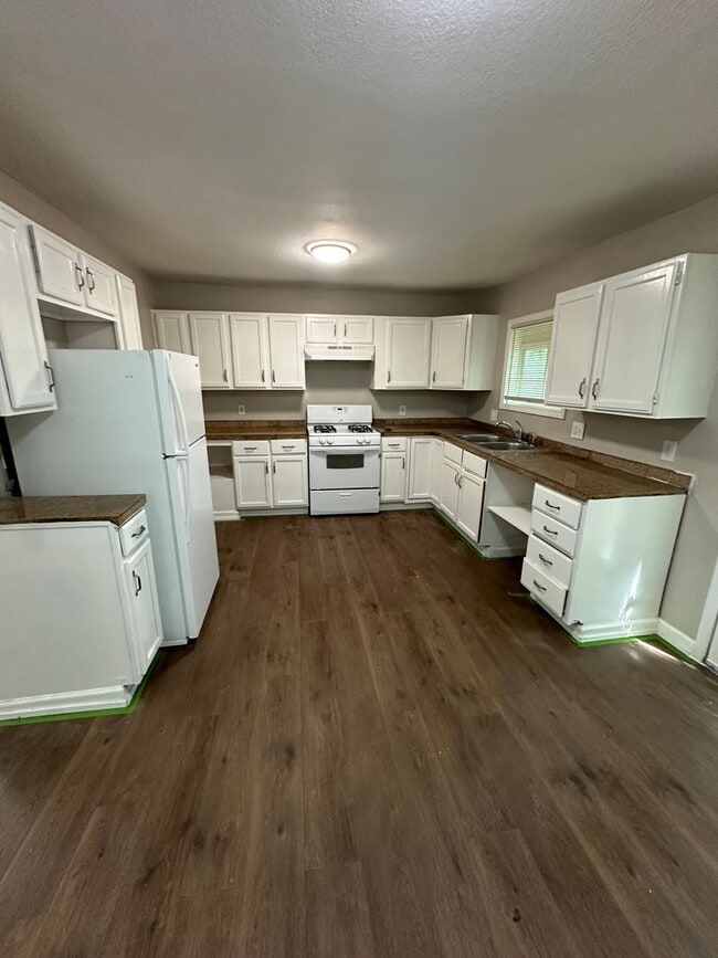 Building Photo - 4 bed 1 bath