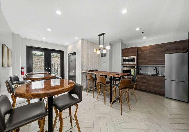 Building Photo - 8 W Monroe St