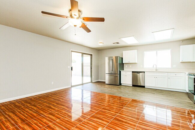 Building Photo - 5338 E Florian Ave