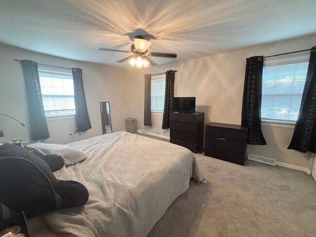 Building Photo - Close to Stonefield Shopping, UVA and walk...