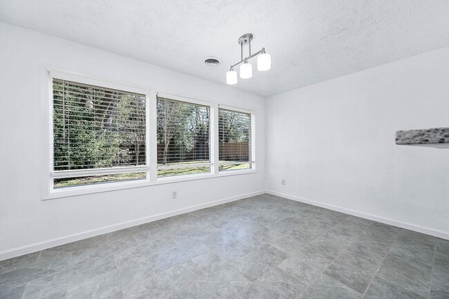 Building Photo - 206 Crestview Dr