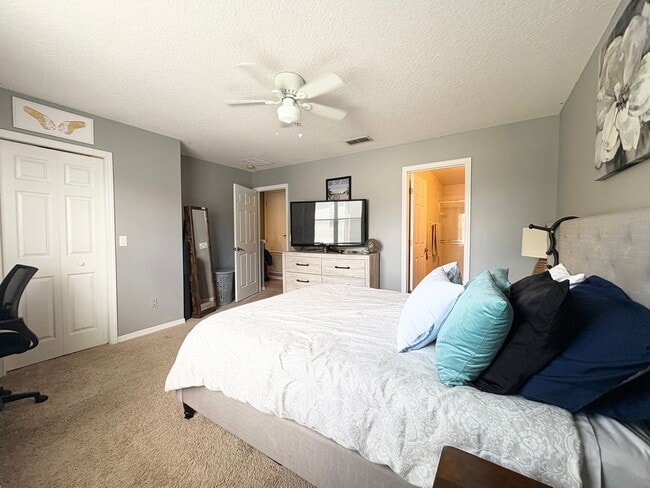 Building Photo - Fantastic 3 BR Townhome in Gated Winter Springs community with Pool and great schools