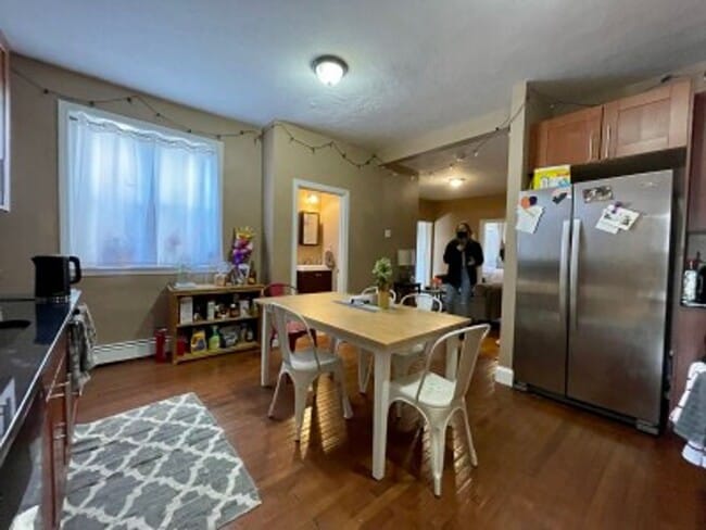 Building Photo - Spacious 5 Bed/2 Bath Close To The B Line!