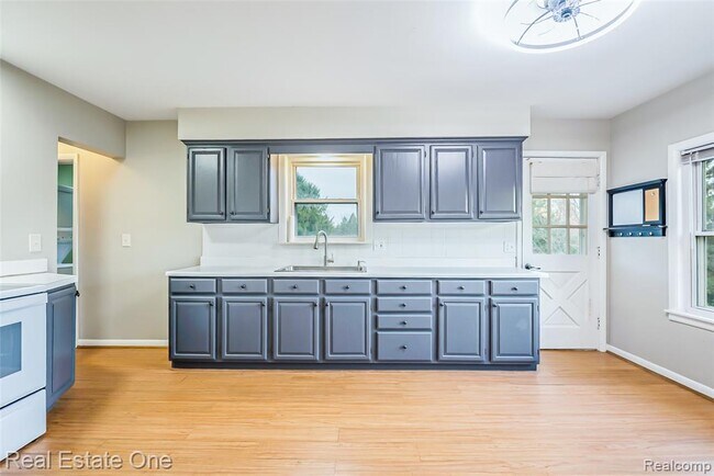 Building Photo - 4141 Van Amberg Rd