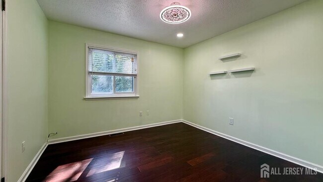 Building Photo - 5 Viburnum Ct