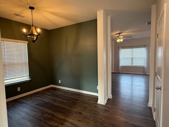 Building Photo - Beautiful 4 bedroom 2.5 bath home located in the Cliffs subdivision!