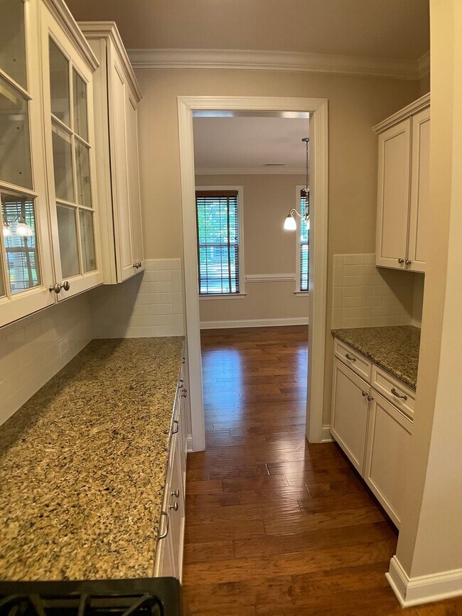 Building Photo - Absolutely Gorgeous and Spacious in Renais...