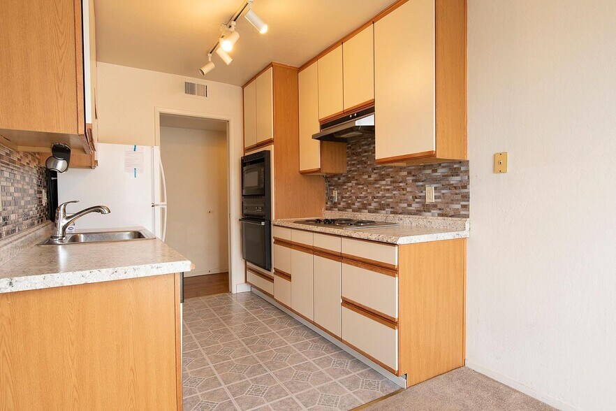 Building Photo - 183 Del Medio Ave