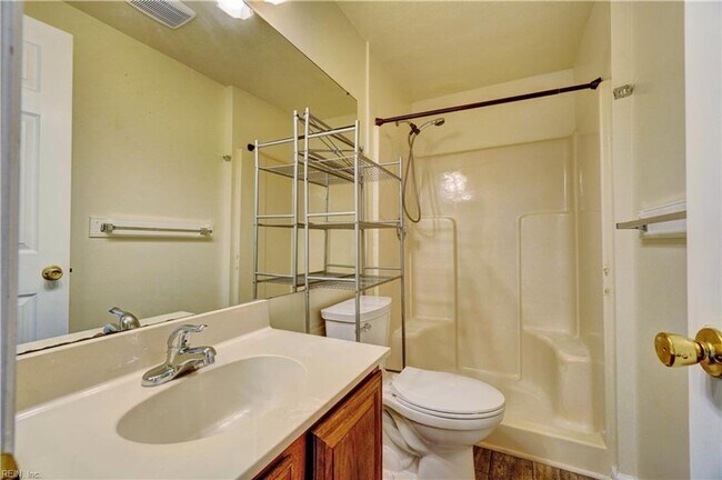 Building Photo - Coventry Townhouse