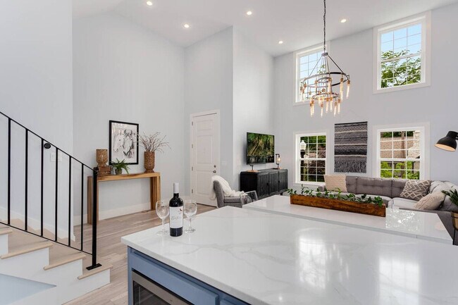 Building Photo - 319 NW A St