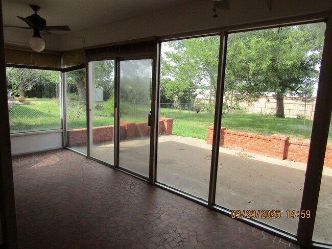 Building Photo - Very nice spacious home! No Carpet! Pet Fr...