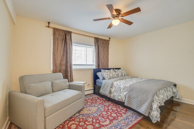 Building Photo - 8845 Lamon Ave