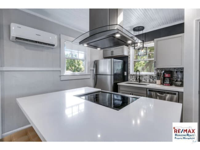 Building Photo - Wonderful upper level unit in historic Pen...
