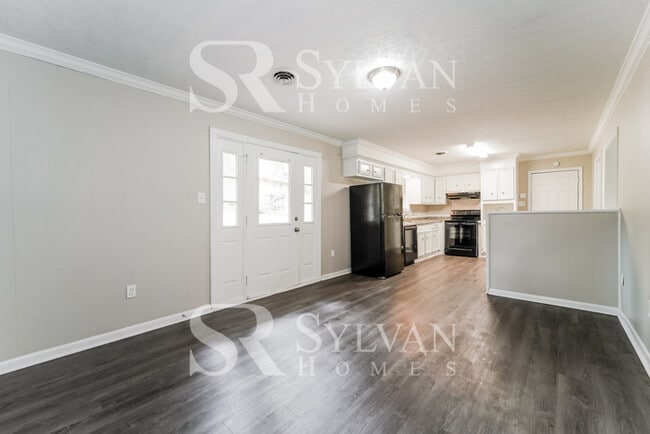 Building Photo - Fall in love with this beautiful 3BR 1BA home