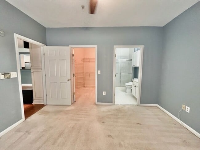 Building Photo - Beautiful 3 BR 2 FB condo with its own garage and driveway