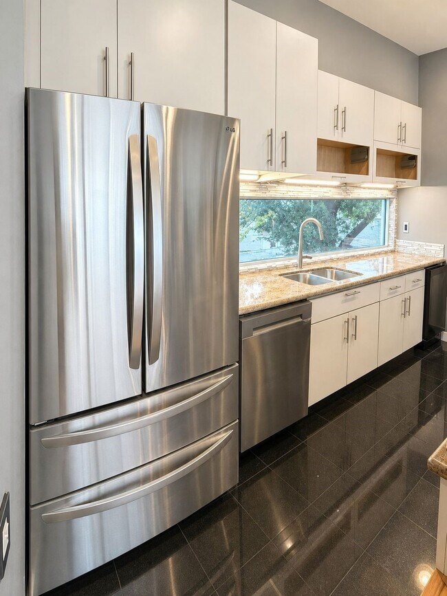 Building Photo - 6014 Fairdale Ln