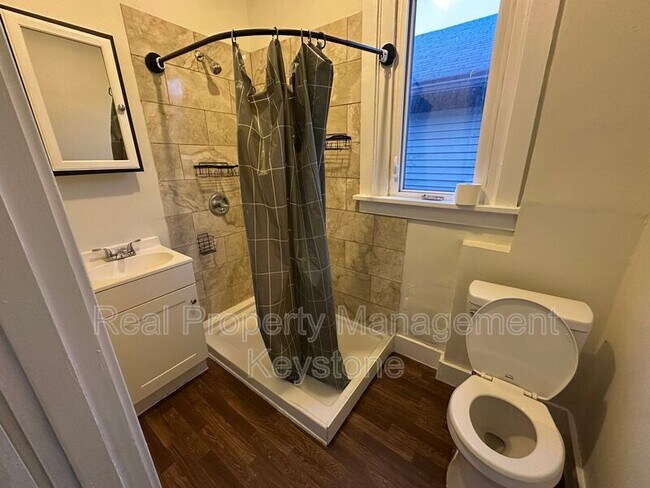 Building Photo - 122 E 16th Ave