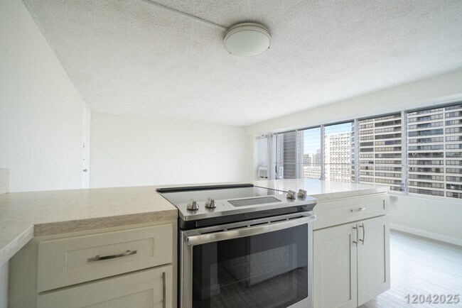 Building Photo - Urban Comfort & Convenience – High-Floor 1 Bed, 1 Bath with Scenic Views