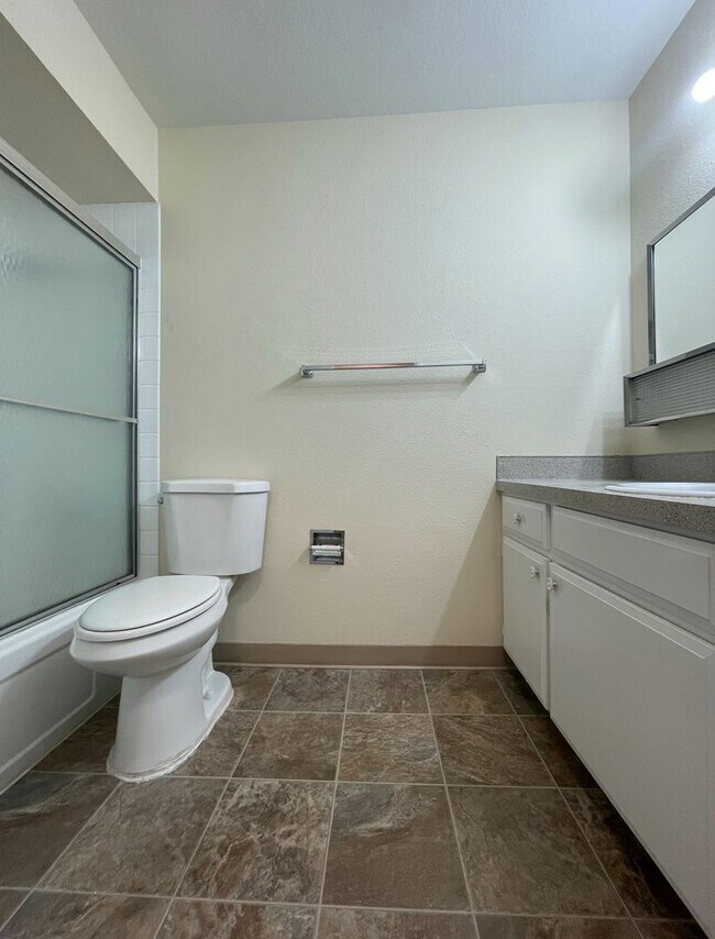 Building Photo - Vintage Main Floor 2 Bedroom in Hollywood ...