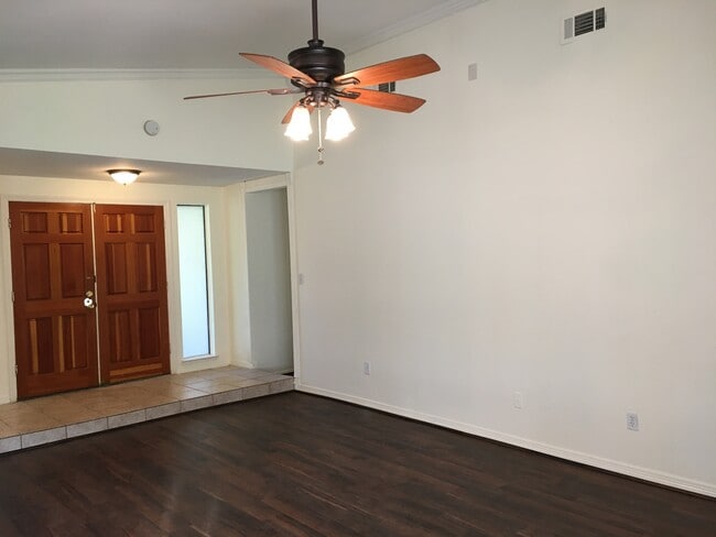 Building Photo - 1413 Glouchester Dr