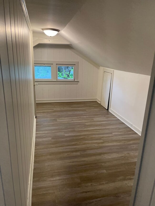 Building Photo - Newly remodeled 4 bed 2 bath home available in Rockford ***SECTION 8 OK***
