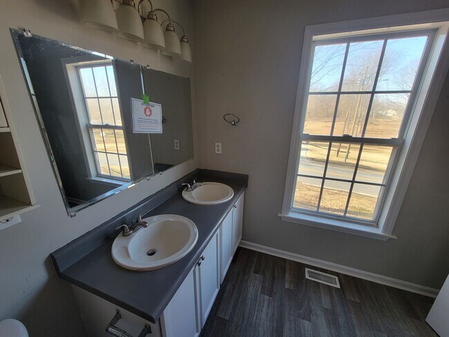 Building Photo - 3 Bedroom 2 Bathroom House