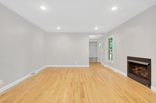 Building Photo - 1101 E Pin Oak Dr