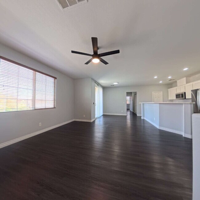 Building Photo - Spacious 2-bed 2-bath with Attached Car Garage at Tripoly!