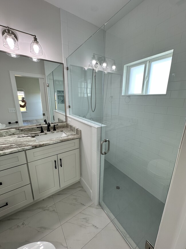 Building Photo - 1A A St