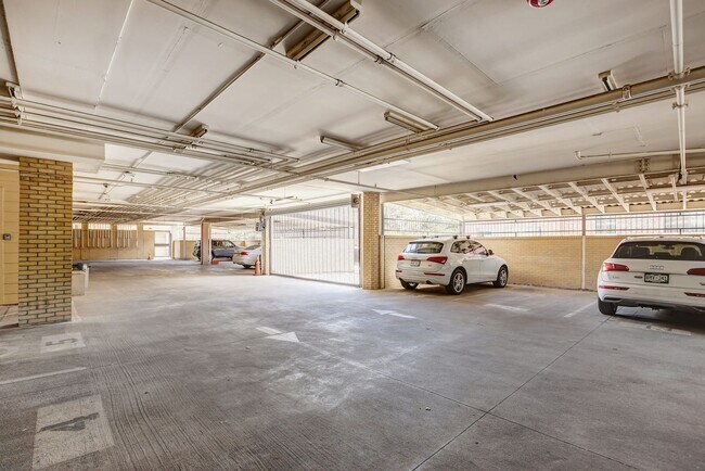 Building Photo - 2 bedroom 2 bath Penthouse apartment in Wa...