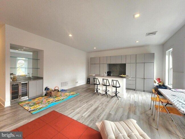 Building Photo - 106 S State St