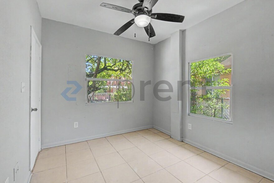 Building Photo - Unit