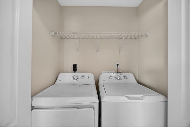 Building Photo - Beautiful Townhome in Biscayne Bay!