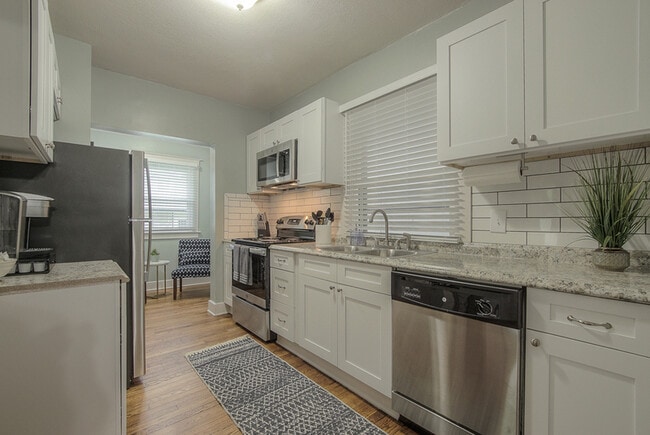 Building Photo - 1145 W 41st Terrace