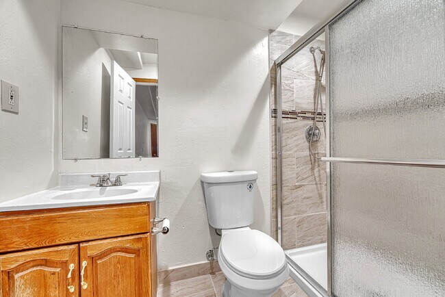 Building Photo - $3,250.00 - 5 Bed, 3.5 Bath Home in Aurora with in unit Laundry and Fenced in Yard!