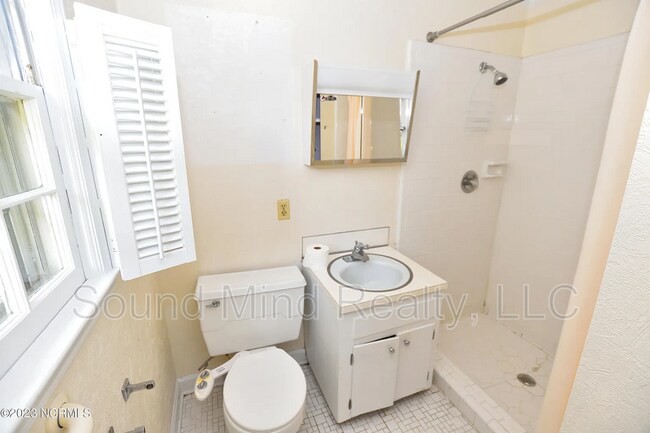 Building Photo - 1633 Country Club Rd