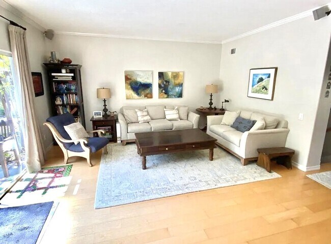 Building Photo - Stunning 4 Bed/2.5 Bath Home in highly desirable Spanish Oaks Neighborhood