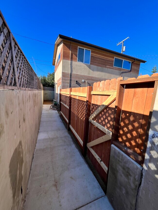 Building Photo - 2519 Corinth Ave