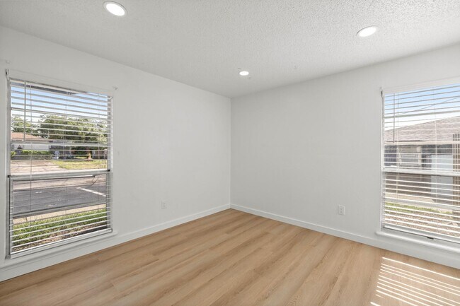 Building Photo - 5425 SE 30th Pl